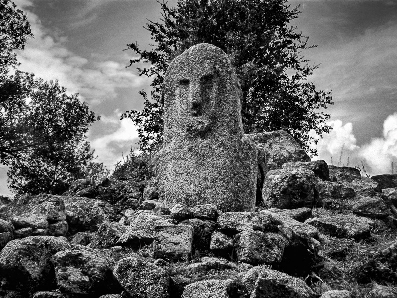 Statue in the neolithic settlemen of Filitosa | Corse   | © www.martin-liebermann.de 